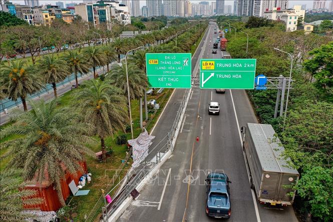 Các phương tiện xếp hàng di chuyển qua đoạn tuyến thi công. Ảnh: Trung Nguyên - TTXVN