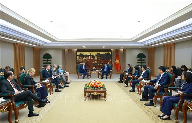 Thủ tướng Phạm Minh Chính tiếp Giáo sư Alec Cameron, Chủ tịch Đại học RMIT (Australia). Ảnh: Dương Giang-TTXVN 