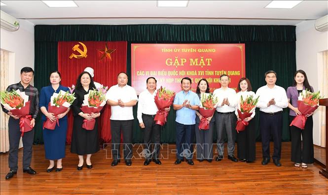 Thường trực Tỉnh ủy Tuyên Quang tặng hoa các Đại biểu Quốc hội khóa XVI tỉnh Tuyên Quang. Ảnh: Hoàng Hải - TTXVN
