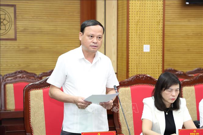 Lãnh đạo UBND tỉnh Tuyên Quang báo cáo kết quả công tác bầu cử đại biểu Quốc hội khóa XVI và đại biểu HĐND các cấp trên địa bàn tỉnh. Ảnh: Hoàng Hải - TTXVN