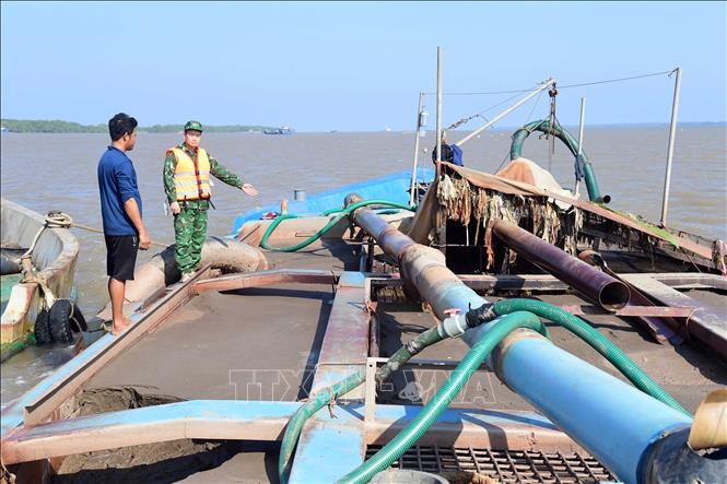 Lực lượng Biên phòng kiểm tra hàng hóa trên các phương tiện. Ảnh: TTXVN phát 