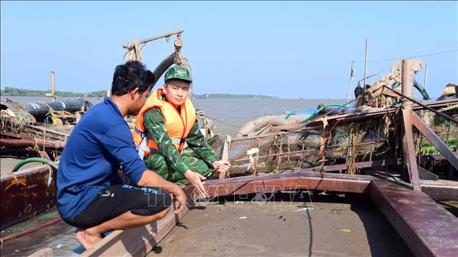 Lực lượng Biên phòng kiểm tra hàng hóa trên các phương tiện. Ảnh: TTXVN phát 