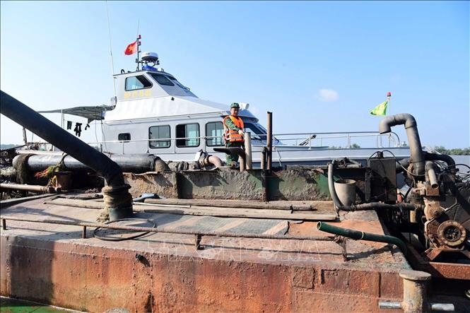 Lực lượng Biên phòng kiểm tra hàng hóa trên các phương tiện. Ảnh: TTXVN phát 