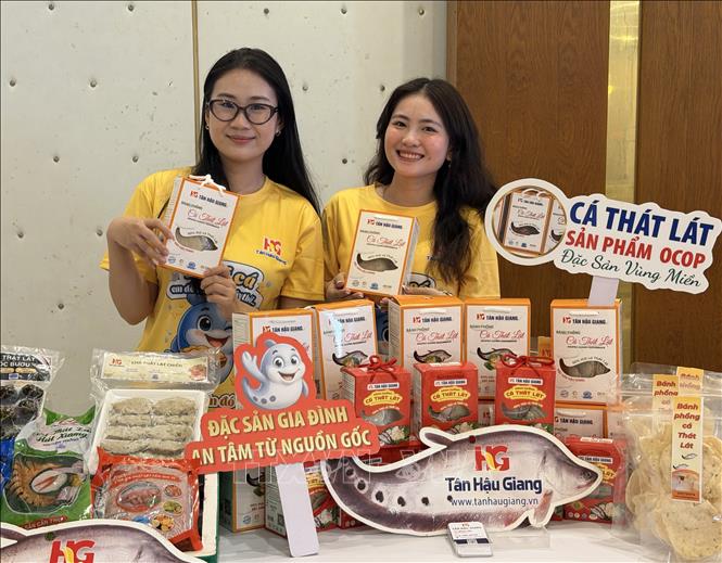 Công ty TNHH Tân Hậu Giang giới thiệu các sản phẩm bên lề Hội nghị. Ảnh: Nguyễn Văn Việt-TTXVN
