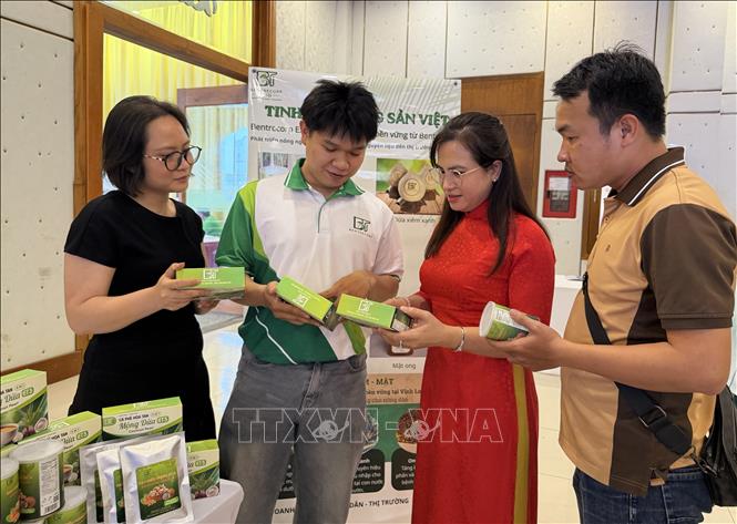 Khách hàng tìm hiểu về các sản phẩm của Công ty TNHH Thương mại và Sản xuất Dừa Bentre (Bentrecorp) bên lề Hội nghị. Ảnh: Nguyễn Văn Việt-TTXVN