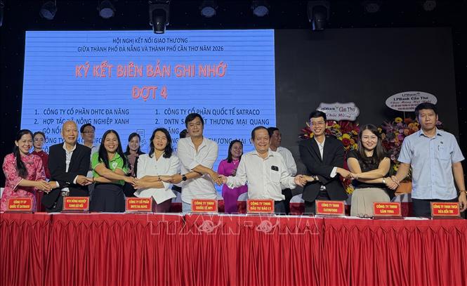 Các doanh nghiệp ký kết biên bản ghi nhớ triển khai công tác phối hợp tác toàn diện tại Hội nghị. Ảnh: Nguyễn Văn Việt-TTXVN