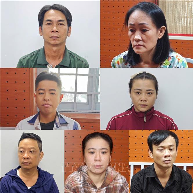 7 bị can trong nhóm dàn cảnh cướp giật tài sản tại khu tham quan Liên Hoa Bảo Tháp vừa bị Công an thành phố Cần Thơ bắt tạm giam. Ảnh: TTXVN phát