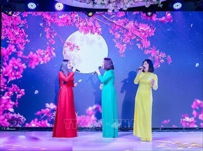 Các ca sĩ trình diễn ca khúc 