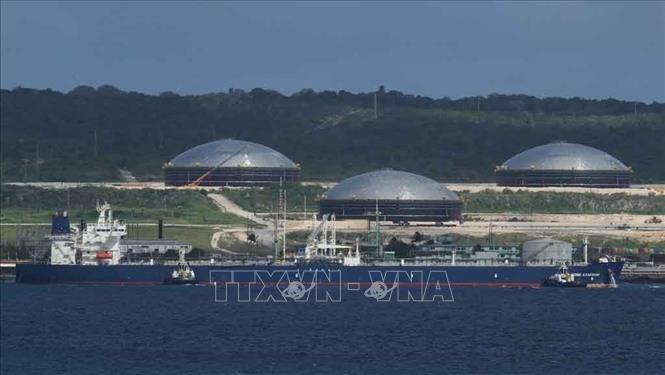 Tàu dầu Anatoly Kolodkin của Nga cập cảng Matanzas của Cuba vào ngày 30/3, với một lô hàng nhân đạo gồm 730.000 thùng dầu thô. Ảnh: TTXVN phát 