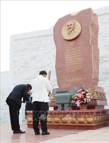 Ông Bounchom Oubonpaseut (áo trắng), Bí thư tỉnh Savannakhet, thắp hương tại Khu di tích lịch sử Chủ tịch Hồ Chí Minh tỉnh Savannakhet. Ảnh: Xuân Tú - PV TTXVN tại Lào