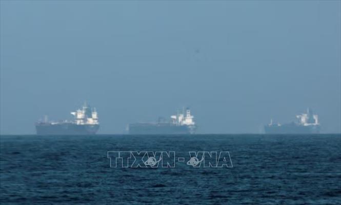 Tàu thuyền đậu ngoài khơi Fujairah, Các tiểu vương quốc Arab thống nhất, trong bối cảnh Iran hạn chế hoạt động hàng hải qua eo biển Hormuz, ngày 3/3/2026. Ảnh: REUTERS/TTXVN