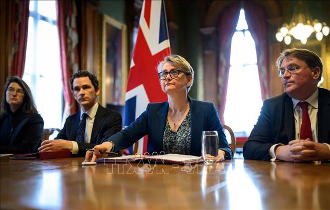 Ngoại trưởng Anh Yvette Cooper (thứ 2, phải) chủ trì hội nghị trực tuyến nhằm mở lại tuyến vận tải qua eo biển Hormuz với hơn 40 quốc gia tham dự, ngày 2/4/2026. Ảnh: REUTERS/TTXVN