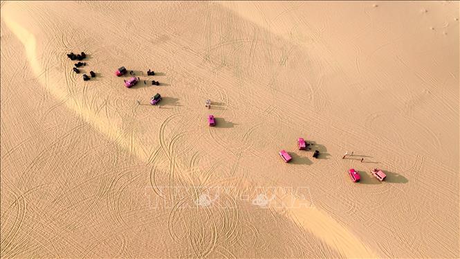 Xe du lịch tô điểm màu sắc đồi cát Mũi Dinh (xã Phước Dinh, Khánh Hòa). Ảnh: Nguyễn Thành - TTXVN