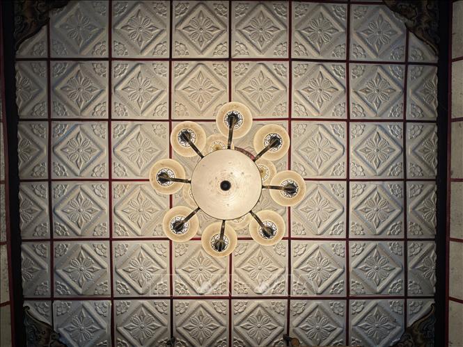 The ceiling and lighting fixtures are designed in the French architectural style. VNA Photo: Hồng Nhung