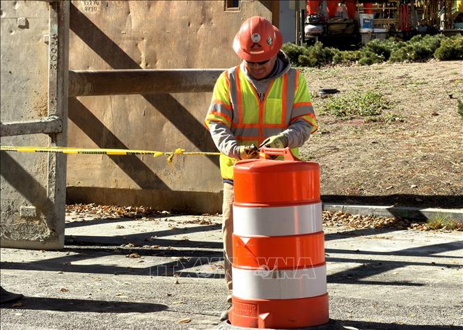 Công nhân sửa đường trên một tuyến phố ở thủ đô Washington D.C. Ảnh: Ngọc Quang - PV TTXVN tại Mỹ.