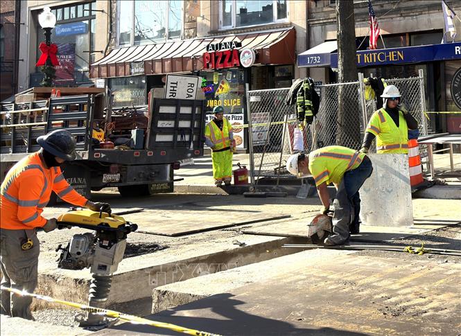 Công nhân sửa đường trên một tuyến phố ở thủ đô Washington D.C. Ảnh: Ngọc Quang - PV TTXVN tại Mỹ.