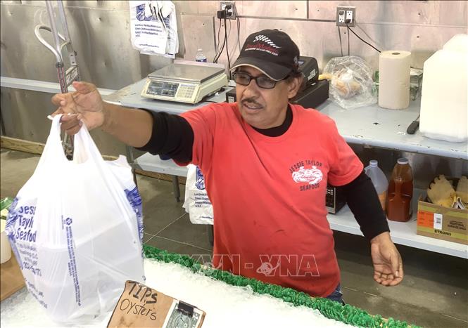 Nhân viên siêu thị tại bang Maryland (Mỹ). Ảnh: Ngọc Quang - PV TTXVN tại Mỹ.