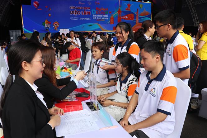 Đông đảo người lao động tham gia Sàn giao dịch việc làm chuyên ngành Du lịch Thành phố năm 2026. Ảnh: Thanh Vũ-TTXVN