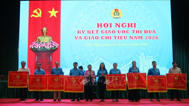 Tặng cờ thi đua cho 8 tập thể có thành tích xuất sắc. Ảnh: Nguyễn Hằng - TTXVN