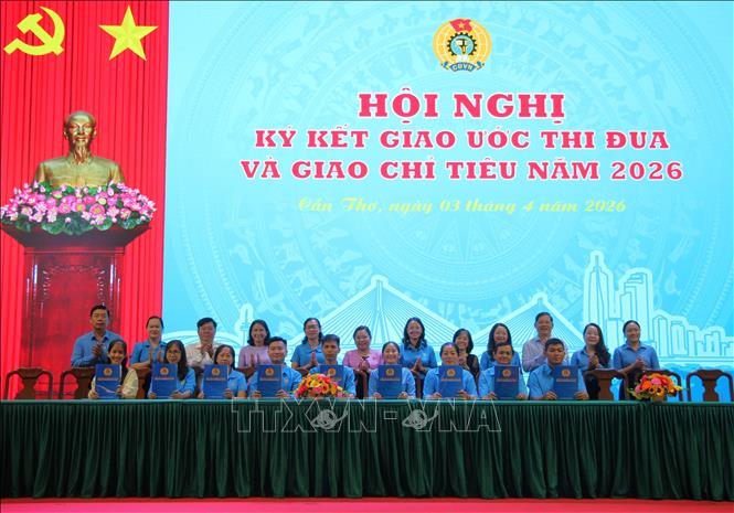 Liên đoàn lao động thành phố Cần Thơ ký kết giao ước thi đua với 36 đơn vị cụm công đoàn cơ sở trực thuộc. Ảnh: Nguyễn Hằng - TTXVN