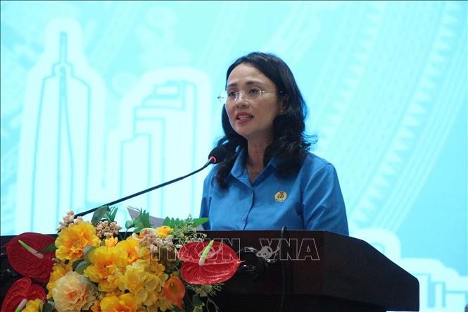 Bà Lê Thị Sương Mai, Chủ tịch Liên đoàn Lao động thành phố Cần Thơ phát biểu. Ảnh: Nguyễn Hằng - TTXVN