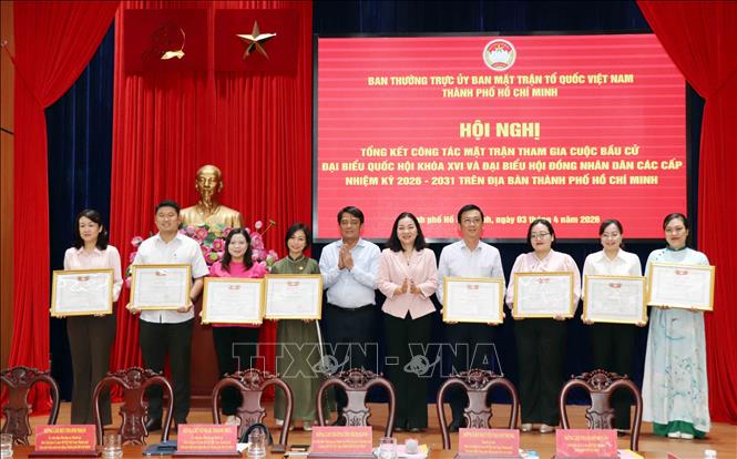 Tặng Bằng khen của Ủy ban MTTQ Việt Nam Thành phố cho các tập thể, cá nhân có thành tích xuất sắc trong tham gia bầu cử đại biểu Quốc hội khóa XVI và đại biểu HĐND các cấp nhiệm kỳ 2026-2031. Ảnh: Xuân Khu-TTXVN