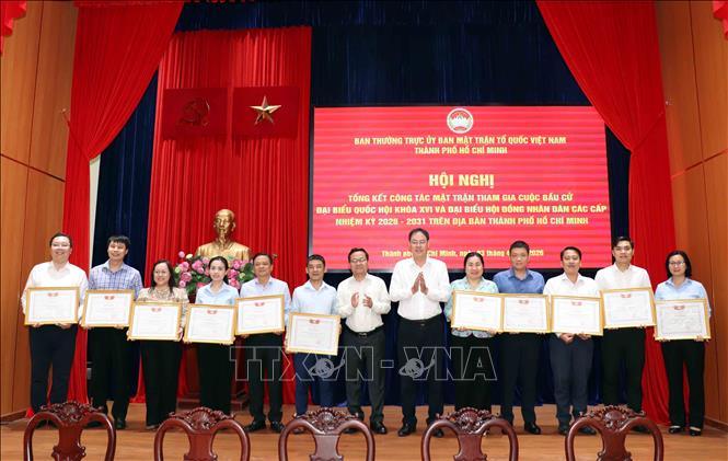 Tặng Bằng khen của Ủy ban MTTQ Việt Nam Thành phố cho các tập thể, cá nhân có thành tích xuất sắc trong tham gia bầu cử đại biểu Quốc hội khóa XVI và đại biểu HĐND các cấp nhiệm kỳ 2026-2031. Ảnh: Xuân Khu-TTXVN