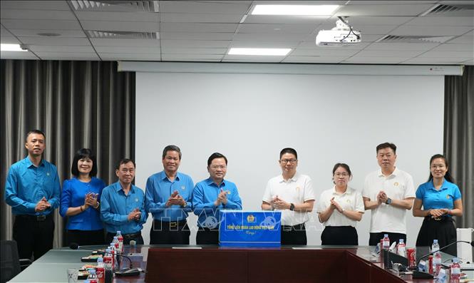Đồng chí Nguyễn Anh Tuấn, Ủy viên Trung ương Đảng, Chủ tịch Tổng LĐLĐ Việt Nam và đoàn công tác tặng quà cho đại diện doanh nghiệp. Ảnh: Đồng Thúy- TTXVN