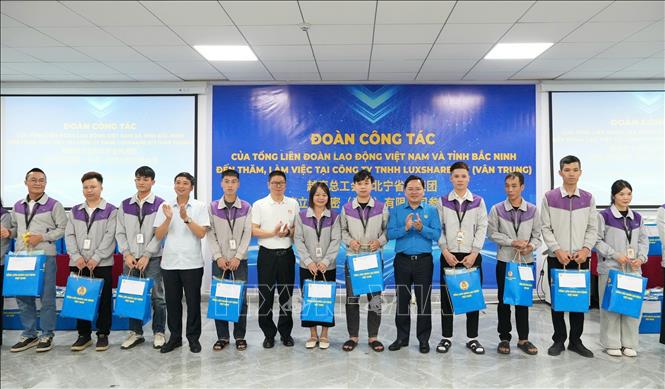 Chủ tịch Tổng LĐLĐ Việt Nam Nguyễn Anh Tuấn; Phó Bí thư Tỉnh ủy, Chủ tịch HĐND tỉnh Bắc Ninh Nguyễn Việt Oanh và lãnh đạo Công ty tặng quà cho công nhân, lao động. Ảnh: Đồng Thúy- TTXVN