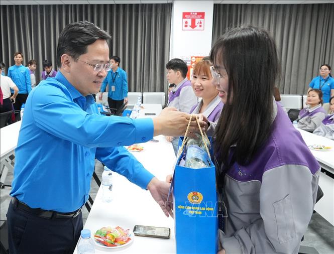 Đồng chí Nguyễn Anh Tuấn, Ủy viên Trung ương Đảng, Chủ tịch Tổng LĐLĐ Việt Nam, tặng quà cho công nhân.