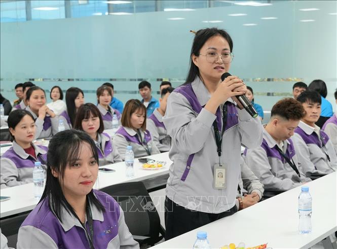 Công nhân lao động chia sẻ tâm tư, nguyện vọng. Ảnh: Đồng Thúy- TTXVN