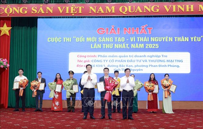 Lãnh đạo tỉnh Thái Nguyên trao giải Nhất cuộc thi “Đổi mới sáng tạo - vì Thái Nguyên thân yêu” lần thứ nhất năm 2025 cho công trình tiêu biểu. Ảnh: Thu Hằng-TTXVN
