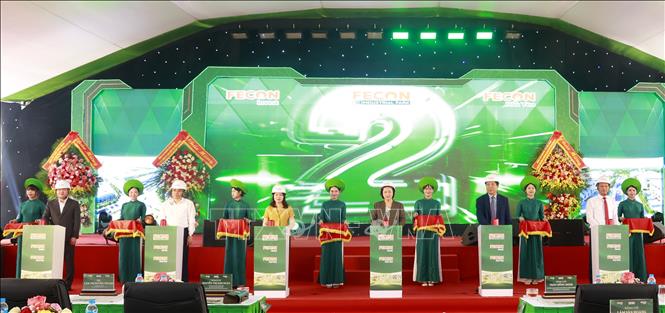 Các đại biểu thực hiện nghi thức khởi công. Ảnh: Đồng Thúy-TTXVN