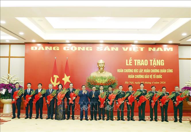 Thủ tướng Phạm Minh Chính và đồng chí Trần Cẩm Tú, Uỷ viên Bộ Chính trị, Thường trực Ban Bí thư trao tặng Huân chương Độc lập hạng Ba, Huân chương Quân công hạng Ba và Huân chương Bảo vệ Tổ quốc hạng Nhì cho các đại biểu. Ảnh: Thống Nhất - TTXVN