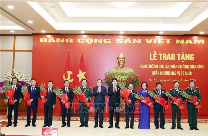 Chủ tịch nước Lương Cường và Chủ tịch Quốc hội Trần Thanh Mẫn trao tặng Huân chương Độc lập hạng Nhì và Huân chương Quân công hạng Nhì cho các đại biểu. Ảnh: Thống Nhất - TTXVN