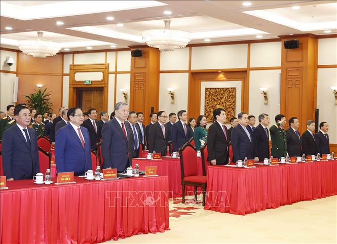 Tổng Bí thư Tô Lâm và các đại biểu thực hiện nghi lễ chào cờ. Ảnh: Thống Nhất - TTXVN