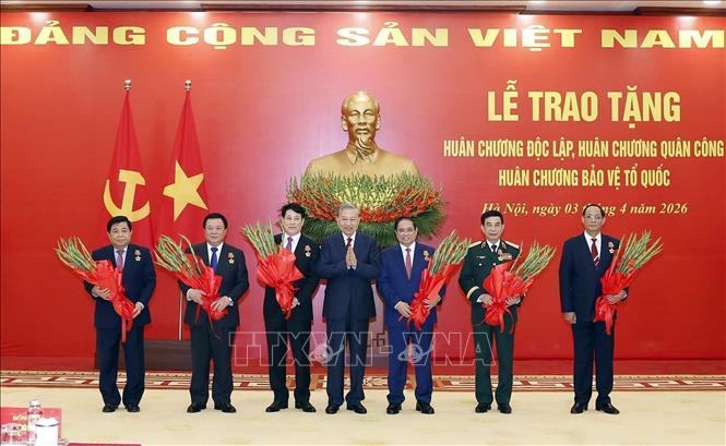 Tổng Bí thư Tô Lâm trao tặng Huân chương Độc lập hạng Nhất cho đồng chí Phạm Minh Chính, Ủy viên Bộ Chính trị khóa XIII, Thủ tướng Chính phủ và Huân chương Quân công hạng Nhất cho các đồng chí: Đại tướng Lương Cường, Ủy viên Bộ Chính trị khóa XIII, Chủ tịch nước; Đại tướng Phan Văn Giang, Ủy viên Bộ Chính trị, Phó Bí thư Quân ủy Trung ương, Bộ trưởng Bộ Quốc phòng; Nguyễn Xuân Thắng, Ủy viên Bộ Chính trị khóa XIII, nguyên Giám đốc Học viện Chính trị quốc gia Hồ Chí Minh, Chủ tịch Hội đồng Lý luận Trung ương; Thượng tướng Trần Quang Phương, Ủy viên Trung ương Đảng khóa XIII, Phó Chủ tịch Quốc hội; Nguyễn Chí Dũng, Ủy viên Trung ương Đảng khóa XIII, Phó Thủ tướng Chính phủ. Ảnh: Thống Nhất - TTXVN
