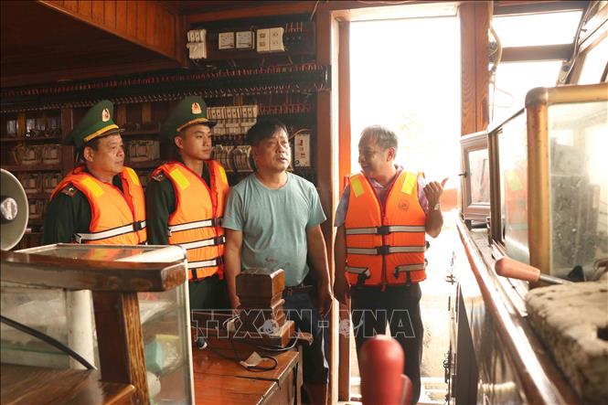 Chi cục Thủy sản, Chăn nuôi và Thú y Hải Phòng cùng lực lượng Biên phòng tuyên truyền các quy định về khai thác thủy sản tại phường Nam Triệu. Ảnh: Hoàng Ngọc – TTXVN 