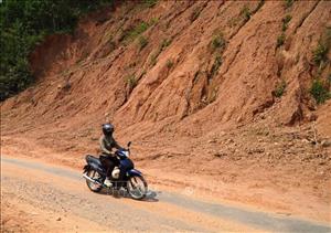 Quảng Ngãi: Điểm sạt lở nguy hiểm trên đường ĐH74 chờ vốn khắc phục khẩn cấp