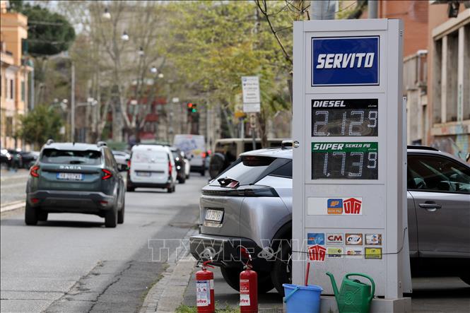 Bảng giá niêm yết của một trạm xăng ở Rome, Italy ngày 31/3/2026. Ảnh: THX/TTXVN