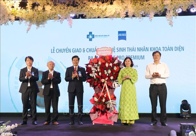 Các đồng chí lãnh đạo tỉnh Bắc Ninh tặng hoa chúc mừng lễ chuyển giao. Ảnh: Thái Hùng - TTXVN