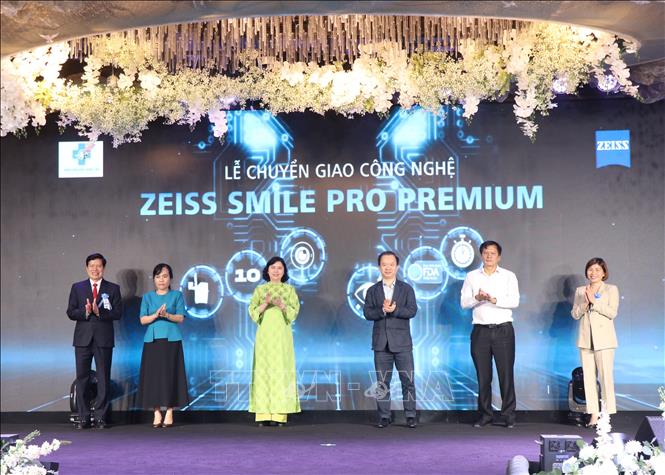 Các đại biểu thực hiện nghi thức chuyển giao và chuẩn hóa hệ sinh thái nhãn khoa toàn diện, ra mắt công nghệ SMILE PRO PREMIUM trong điều trị tật khúc xạ bằng máy Visumax 800 và đưa vào sử dụng kính hiển vi phẫu thuật nội nhãn Artevo 750. Ảnh: Thái Hùng - TTXVN