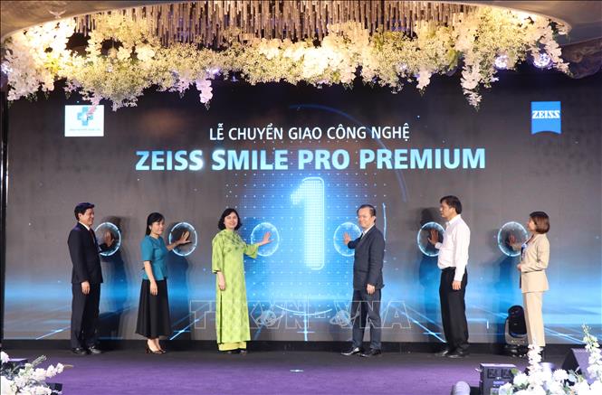 Các đại biểu thực hiện nghi thức chuyển giao và chuẩn hóa hệ sinh thái nhãn khoa toàn diện, ra mắt công nghệ SMILE PRO PREMIUM trong điều trị tật khúc xạ bằng máy Visumax 800 và đưa vào sử dụng kính hiển vi phẫu thuật nội nhãn Artevo 750. Ảnh: Thái Hùng - TTXVN