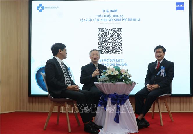 Chương trình toạ đàm chuyên sâu với chủ đề “Phẫu thuật khúc xạ cập nhật công nghệ mới SMILE PRO PREMIUM”. Ảnh: Thái Hùng - TTXVN