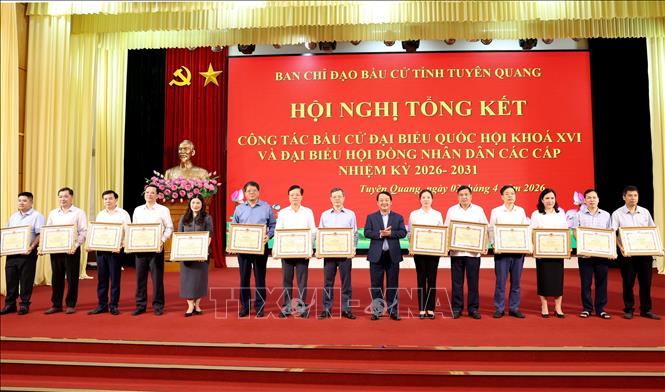 Bí thư Tỉnh ủy, Trưởng Ban Chỉ đạo bầu cử tỉnh Tuyên Quang Hầu A Lềnh tặng Bằng khen cho các cá nhân có thành tích xuất sắc trong phong trào thi đua thực hiện tốt cuộc bầu cử đại biểu Quốc hội khóa XVI và đại biểu HĐND các cấp nhiệm kỳ 2026–2031. Ảnh: Hoàng Hải - TTXVN