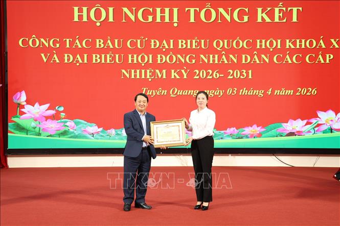Bí thư Tỉnh ủy, Trưởng Ban Chỉ đạo bầu cử tỉnh Tuyên Quang Hầu A Lềnh trao tặng Bằng khen cho cá nhân có thành tích xuất sắc trong phong trào thi đua thực hiện tốt cuộc bầu cử đại biểu Quốc hội khóa XVI và đại biểu HĐND các cấp nhiệm kỳ 2026–2031. Ảnh: Hoàng Hải - TTXVN