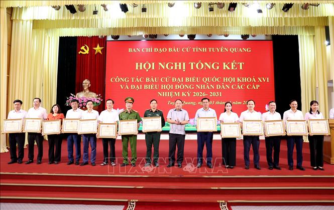 Lãnh đạo tỉnh Tuyên Quang tặng Bằng khen cho các tập thể có thành tích xuất sắc trong phong trào thi đua thực hiện tốt cuộc bầu cử đại biểu Quốc hội khóa XVI và đại biểu HĐND các cấp nhiệm kỳ 2026–2031. Ảnh: Hoàng Hải - TTXVN