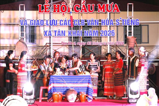 Nghi thức Lễ hội Cầu mưa. Ảnh: K GỬIH-TTXVN 