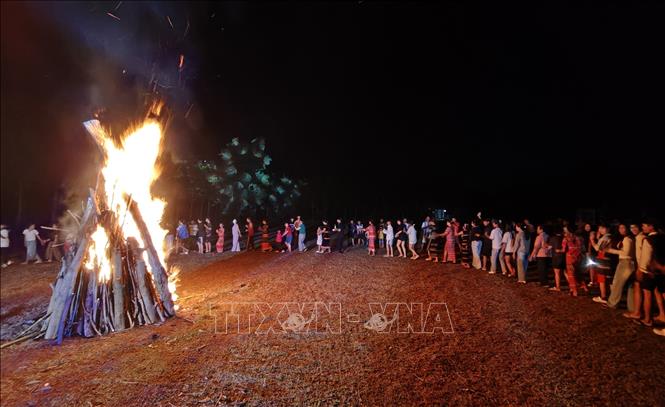 Người dân vui cùng lễ hội. Ảnh: K GỬIH-TTXVN 