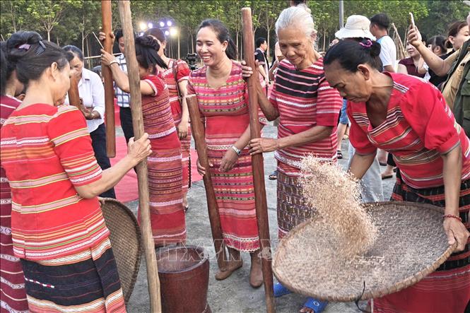 Tiết mục giã gạo tại lễ hội. Ảnh: K GỬIH-TTXVN 